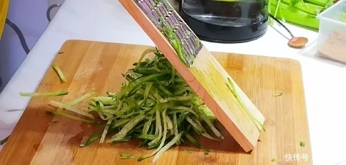 焯水|萝卜饺子怎么做好吃?原来调馅有秘诀,萝卜没异味还格外鲜,真香