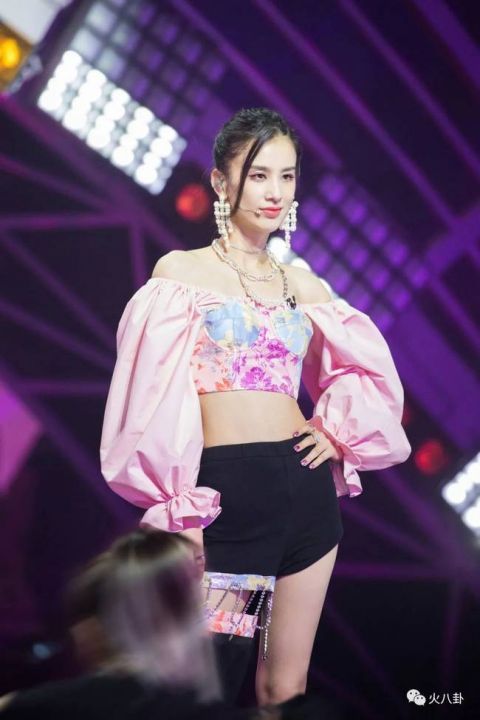  燃爆|黄圣依《浪姐》首秀说唱 公演《我的新衣》燃爆全场