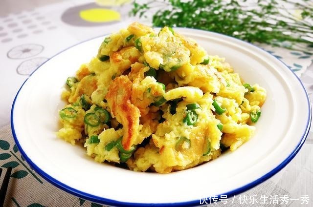 样食|原来青椒炒鸡蛋还能这样做,简单家常,多加1样食材,下饭特香
