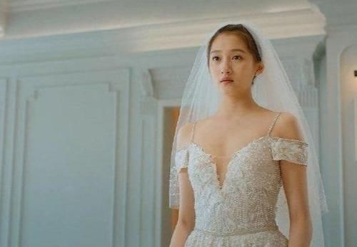  壮实|关晓彤再次证明肩宽骨架大吃大亏，《二十不惑》她身板太显壮实了