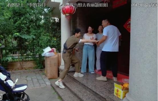  到小孩|黄晓明认真给餐厅揽客，赵丽颖却一直“贪玩”，网友：当妈都这样