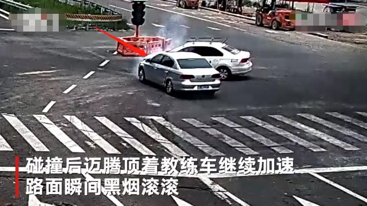  红绿灯|女司机开车闯红灯被撞甩尾，又再次撞上教练车，轮胎都磨得冒烟了