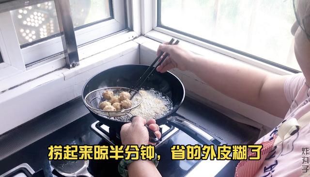  炸丸子|炸丸子：咬破一小口，混杂着豆腐和肉香的热气便扑面而来