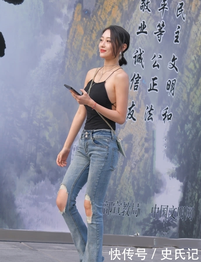 肚兜|肚兜装搭配阔腿裤显高又清凉,这小姐姐的穿搭有女人味!