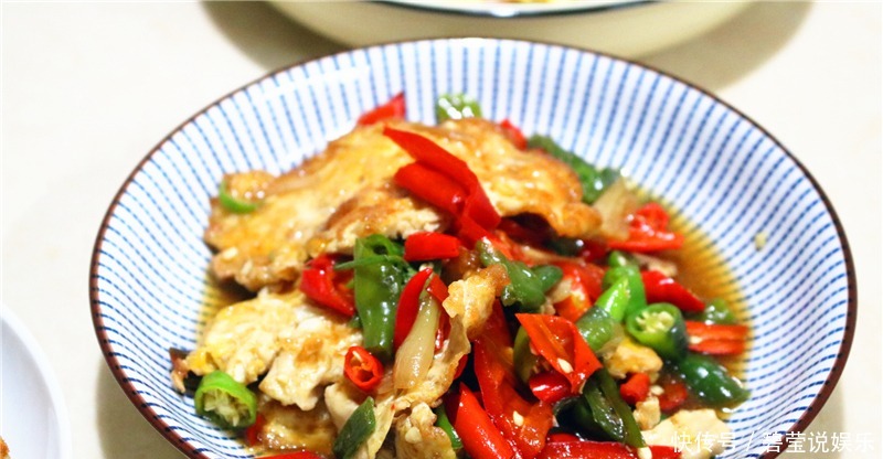 下厨|亲戚来家里送结婚喜帖,我下厨做了6菜1汤,亲戚夸我厨艺好