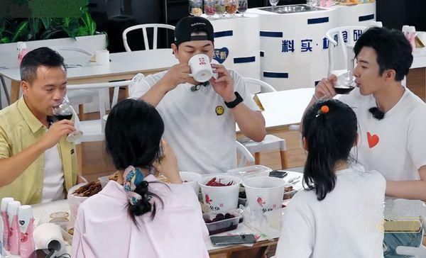  离开|中餐厅：赵丽颖替代黄晓明，刘宇宁雪中送炭，张亮借花献佛！