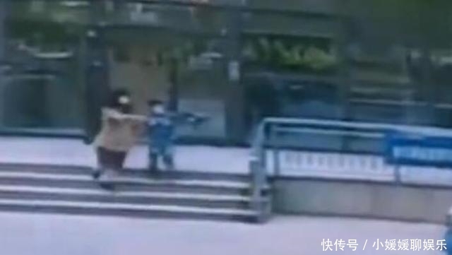 拘留|男孩玩耍不慎摔倒,母亲踹别人家孩子出气,网友:大人必须拘留