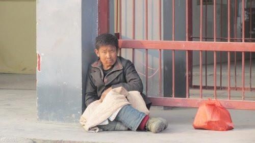 失联|同样失联6年,国内家人哭求归家,非洲男子被绳绑回家