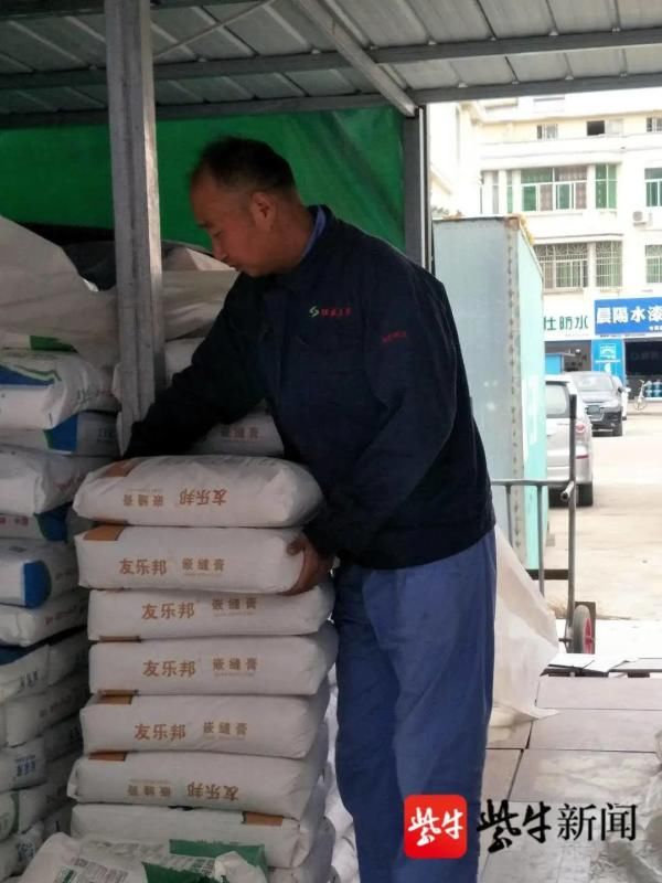 妻子|骑车撞伤人，41岁农民卖掉了妻子的结婚项链…