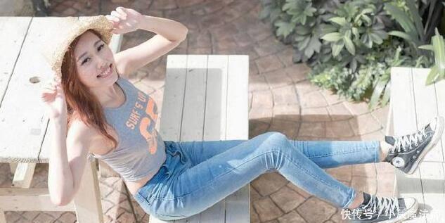 优雅|小姐姐爱穿紧身牛仔裤,玲珑曲线非常惹眼,衬托出优雅的气质!