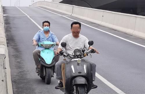 驶上|电动车违法驶上高架,交警一上午拦截处罚近100人