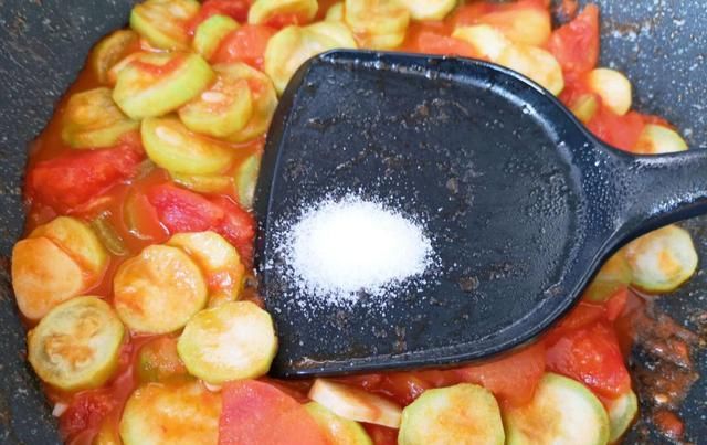  下饭|西红柿别再炒鸡蛋了，和它炒清热解暑还下饭，我家连汤也喝