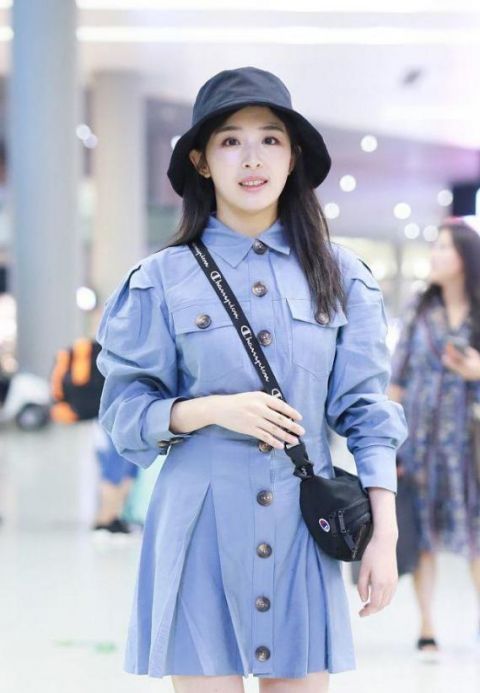  防腐剂|张含韵是吃了“防腐剂”吗？穿衬衣裙尽显少女身材