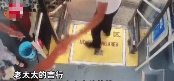  司机|小伙早餐掉地丢垃圾桶, 老人司机见浪费争着买下, 网友: 大可不必