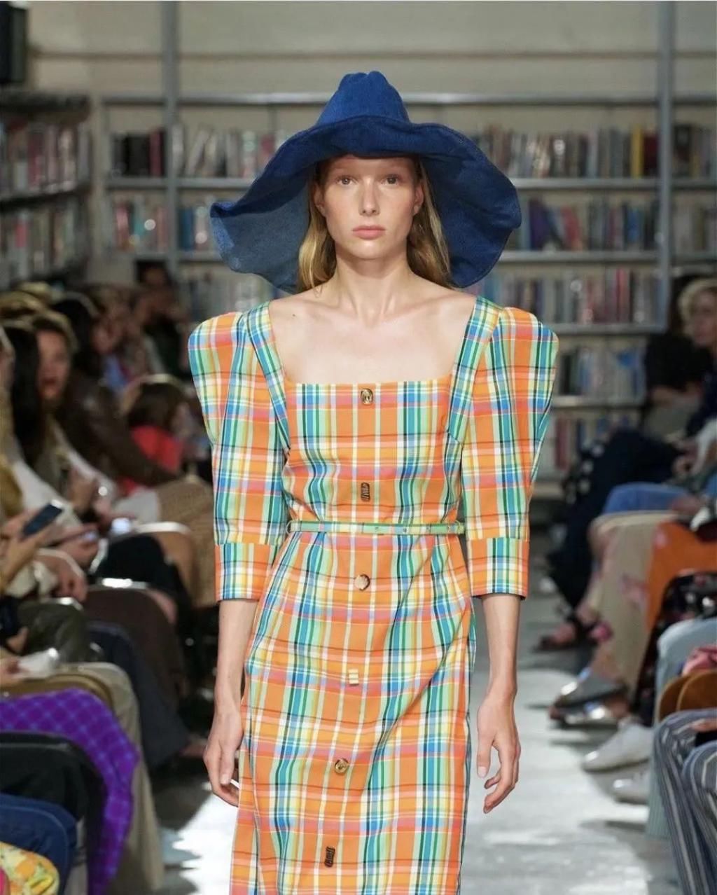 角度|赵丽颖的吸睛锁骨,光靠瘦还不够…...