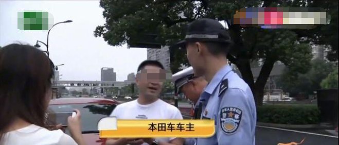 下车|女司机并道时与别人发生剐蹭,下车就责怪后车,车主:我才是直行