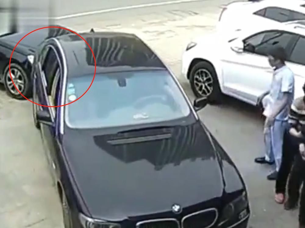  乱停车|车子被挡道怎么办？暴躁女司机三次加速，直接撞出一条路