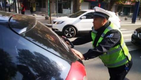交警|车辆抛锚影响交通安全 吉林通化交警伸援手解困获赞