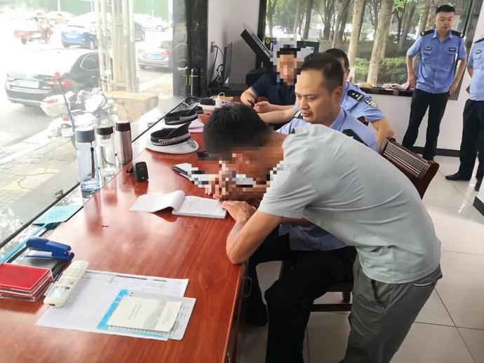 停车|“榔”的诱惑?!两名公交司机在路中间停车,递了一包槟榔