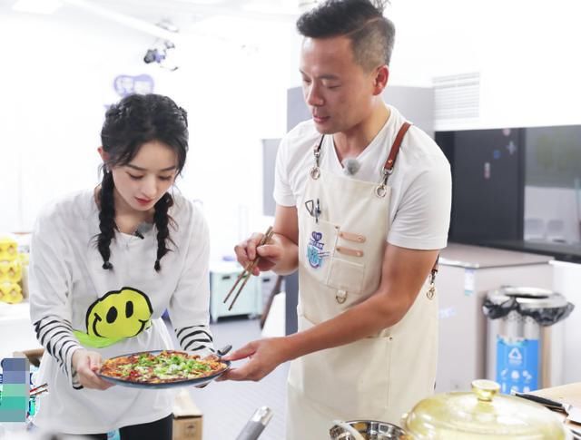  颖宝|《中餐厅》赵丽颖在后厨打包，谁注意拿啥装菜？素质是装不出来的