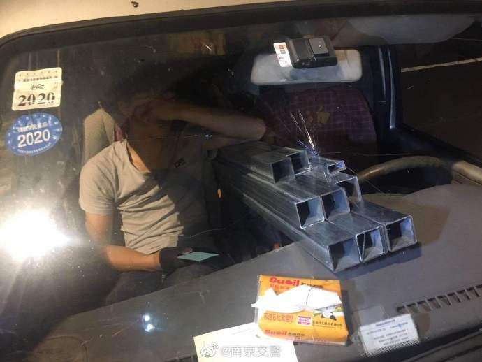  前挡|危险！面包车违规载超长货物 前挡玻璃被顶碎