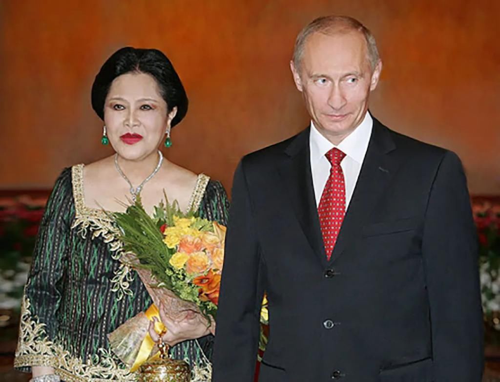  欣赏|87岁诗丽吉魅力大，参观博物馆被男馆长欣赏，王太后美而不自知