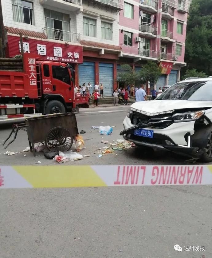 某某|事发蒲家!昨天,一辆越野车突然“发疯”,连撞4人!