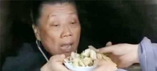 残忍|“瓦罐坟”到底有多残忍?子女把老人送进坟墓,每送一餐就填一块砖