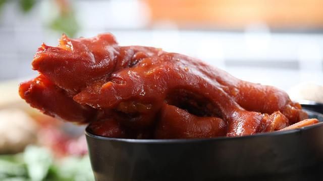 不腻|红烧肘子:快来看看简单的做法,这样做肥而不腻,香嫩软烂!