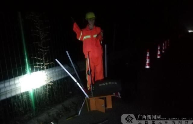  遇假|司机高速公路遇假人 慌张导致车辆侧翻