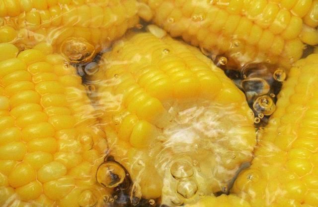  东西|煮玉米时，只放清水是错的多加2样东西，玉米软糯香甜，收藏了