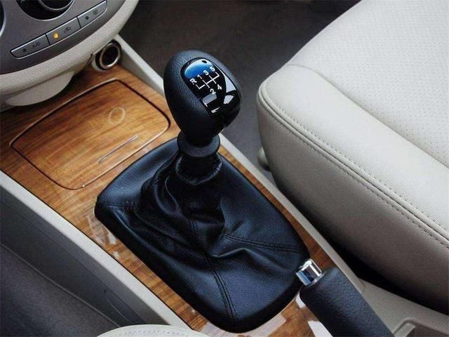  降低|汽车在超车时，为什么要降低一个档位？