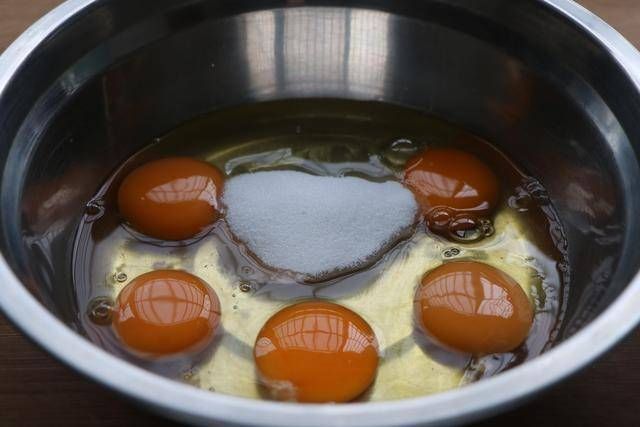 玉米面松饼|玉米面加5个鸡蛋,不加1滴油1滴水,又香又软,比发糕好吃10倍