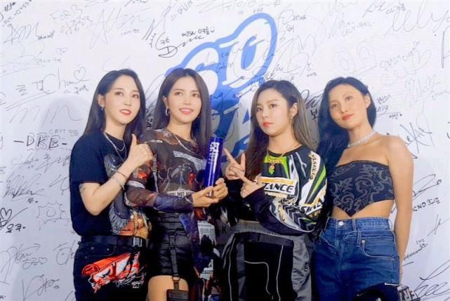  韩星|韩星首场观众入场颁奖典礼这样坐，防弹少年团，10月办线下演唱会