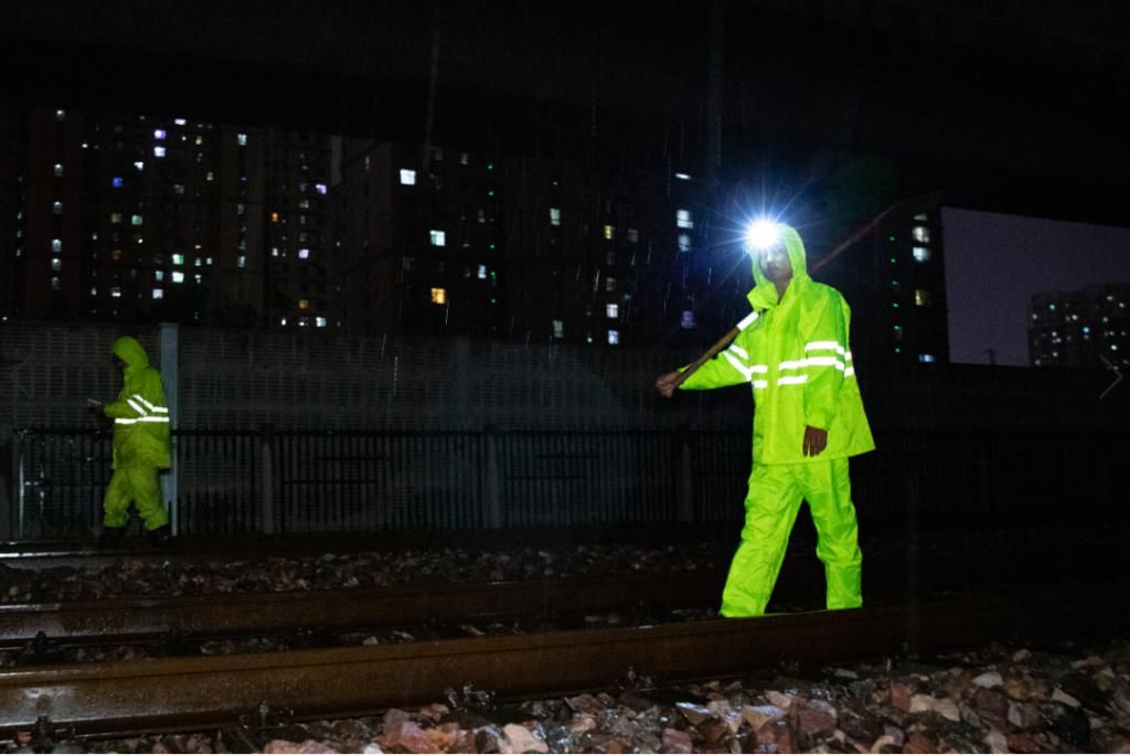 石德铁路|一下雨，这些人就往外跑……