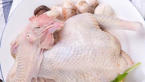  大厨|炖鸡时，焯水和直接炖都是错误的，大厨教你一招，鸡肉不腥