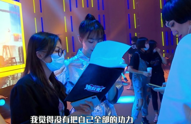 时间|郑爽彩排意外忘词,看清她下台后补救的方式,一般人适应不了