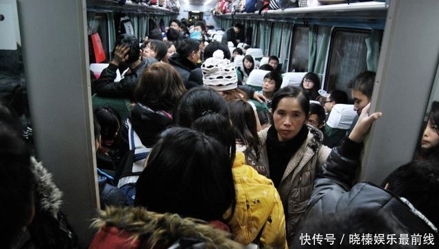 介入|男子列车猥亵睡觉女乘客，警方介入调查，男子：是对于陌生人的爱