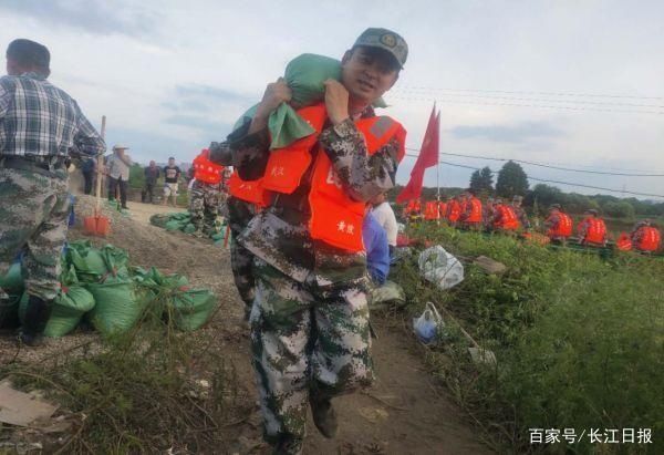  退伍|逆行回汉抗疫的退伍汽车兵又走上了防汛大堤