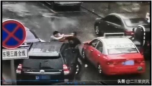  私家车|本溪私家车主与的哥因剐蹭雨中扭打！拉都拉不开