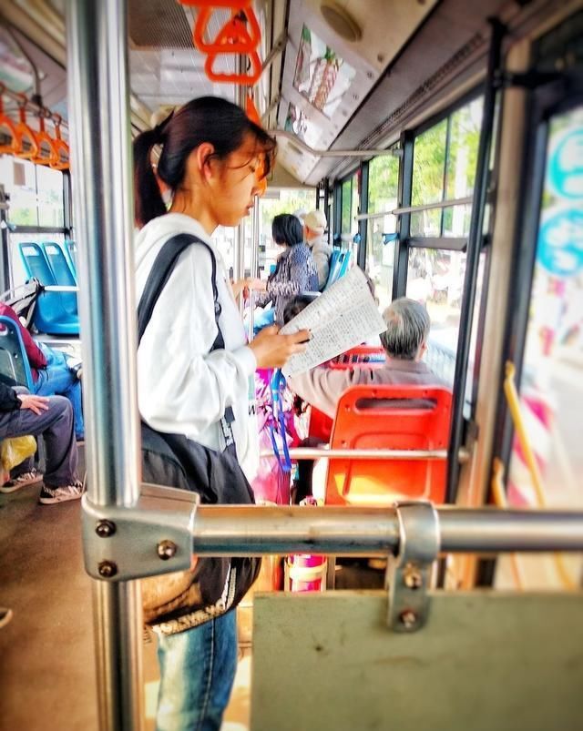 没教养|孩子地铁上没让座，被老人骂没教养，宝妈霸气回怼：请互相理解