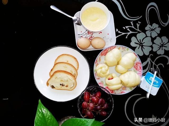  圆润|香肠包的做法，发好面卷上香肠，蒸锅一蒸，圆润可爱，当早餐正好