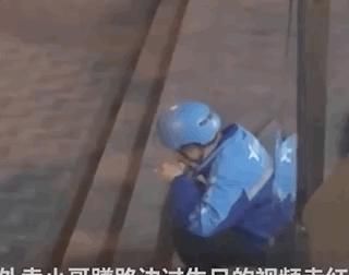  崩溃|父亲抱20多天婴儿跳桥，搜救员瞬间崩溃：即使生活千疮百孔，也请笑着回家