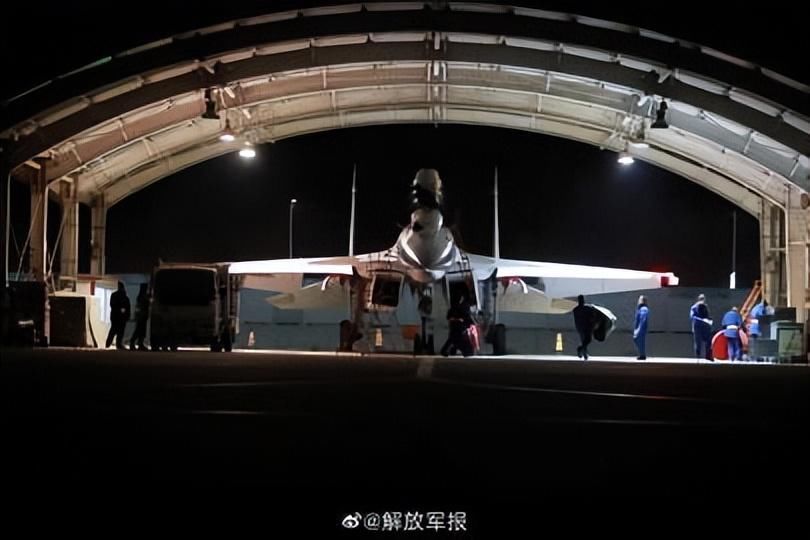 飞鲨展翅！海军航空大学某团组织开展跨昼夜飞行训练