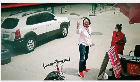  剃成|长发剃成光头？ 男子乔装改扮还是被民警火眼金睛识破