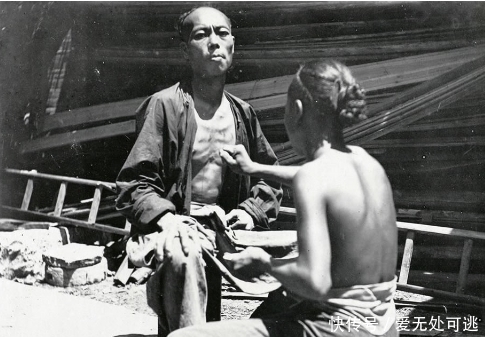 行刑|晚清老照片: 残酷刑罚当街行刑, 围观群众漠然看戏, 看尽社会百态