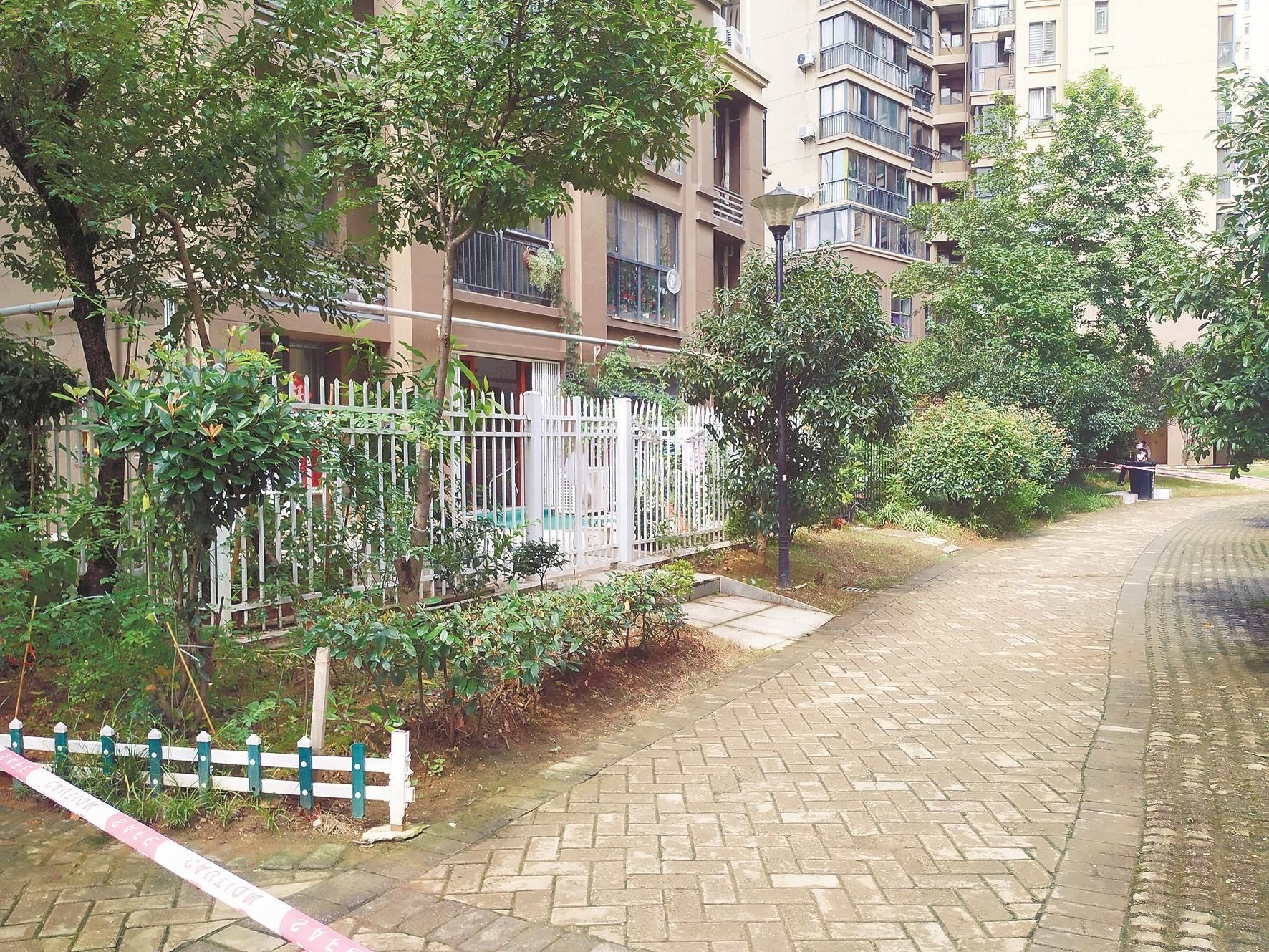  未能|7岁男童11楼坠下不幸被栅栏尖刺中 消防破拆送医未能救回他