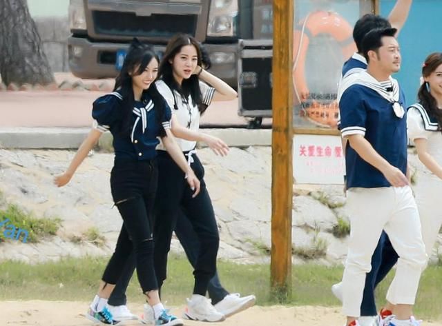  甜美|跑男最后一期录制路透，baby穿水手服甜美，我却关注另外两位女生