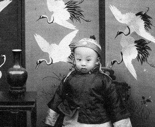 摄政王|溥仪登基时哭个不停，摄政王载沣喊了七个字，一语成谶