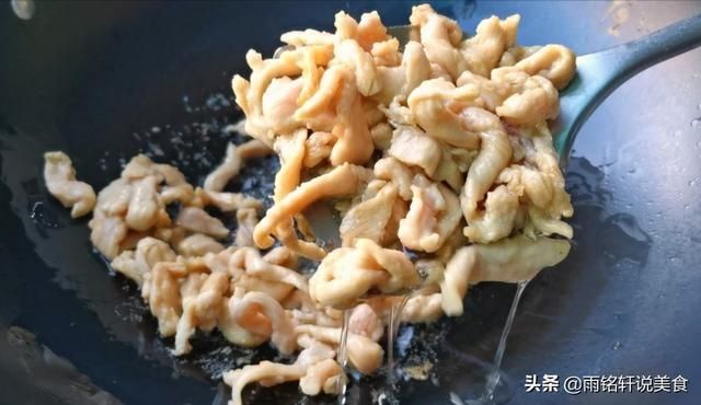 便宜|百吃不厌的鸡胸肉做法，不炸不煎，便宜又营养，酸辣过瘾太下饭了